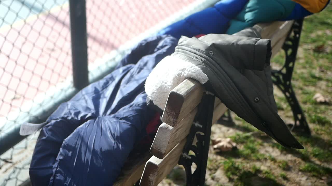 코트 가 있는 공원 벤치