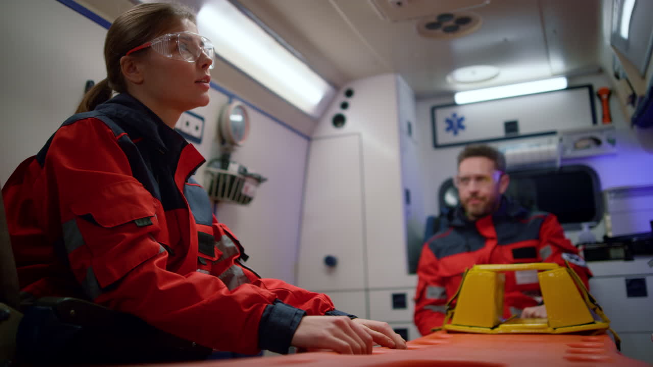 응급차 에서 교통사고 를 겪고 있는 응급구조사원 들