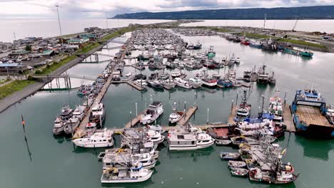 Hohe,-Langsame-Luftaufnahme-über-Fischerbooten-In-Homer,-Alaska