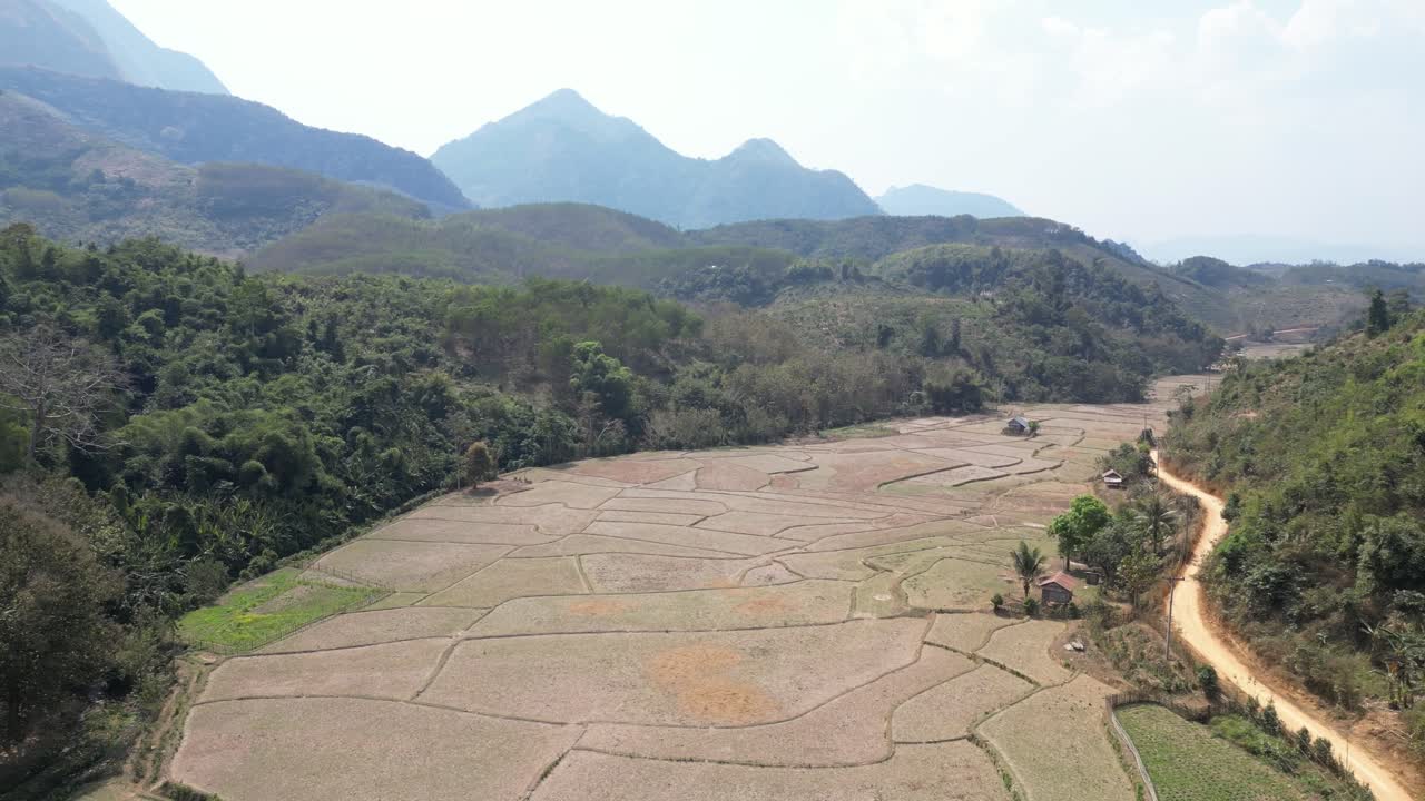 Ripresa con drone di campi coltivati nella città di montagna di Nong Khiaw in Laos, Sud-est asiatico