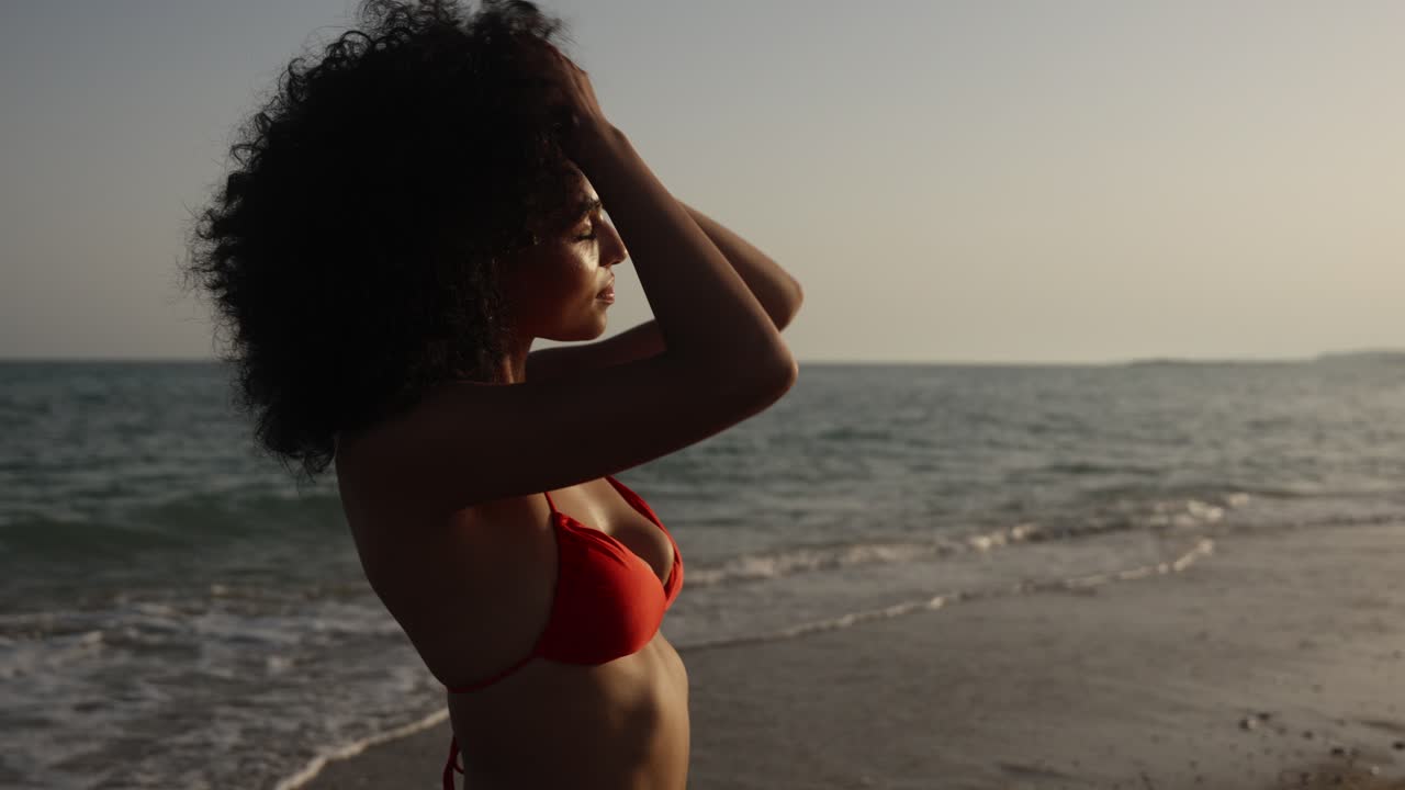 Donna in bikini rosso su una spiaggia