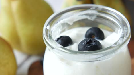 yogur con arándanos y peras