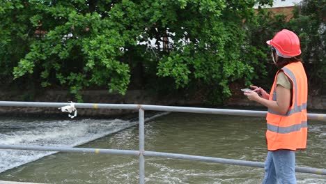 ingenieros ambientales trabajan en plantas de tratamiento de aguas residuales