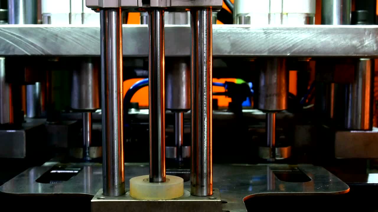 botellas de agua de plástico en una máquina de botellas y equipos en una fábrica