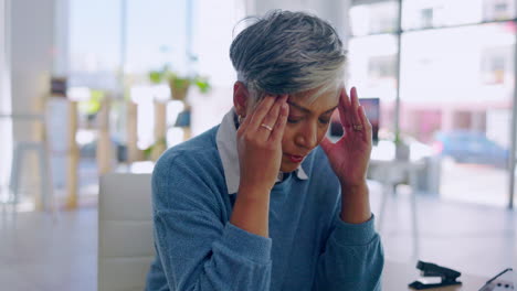 negocios, dolor de cabeza y mujer mayor con estrés
