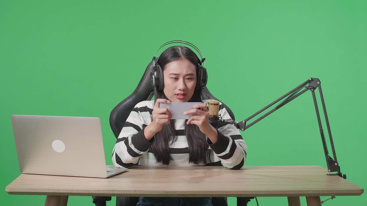 Woman Streaming Mobile Game