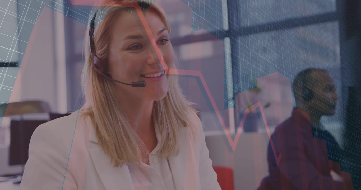 Moden kvindelig callcenteragent besvarer opkald, tager noter ved skrivebordet, mens gitter og røde analyser overlejres.