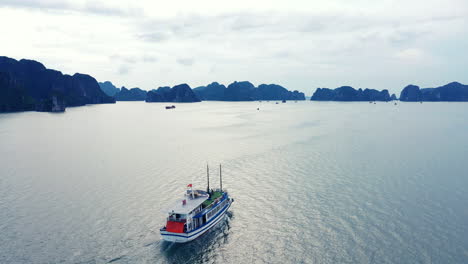 la mejor manera de explorar la bahía de ha long