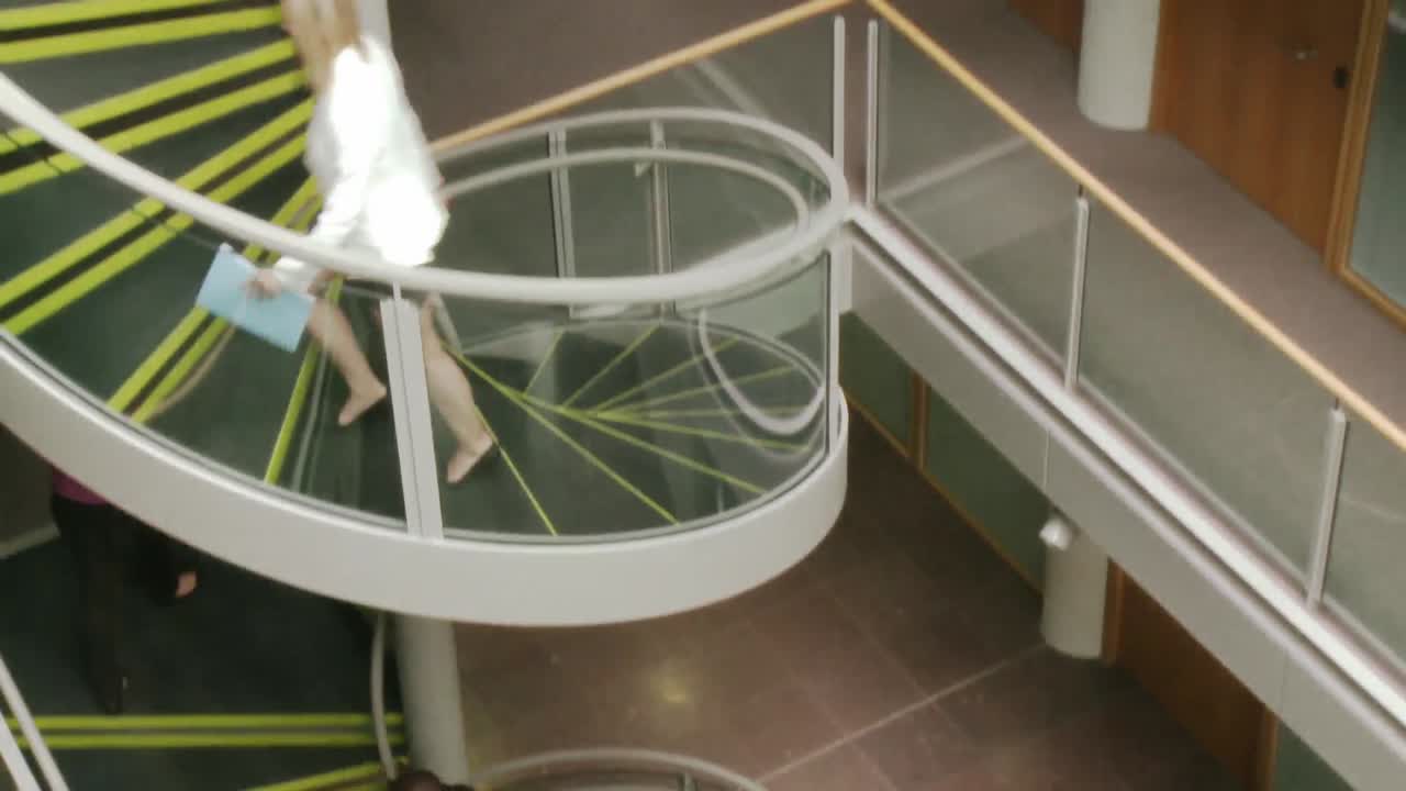 gente de negocios subiendo las escaleras en alta definición