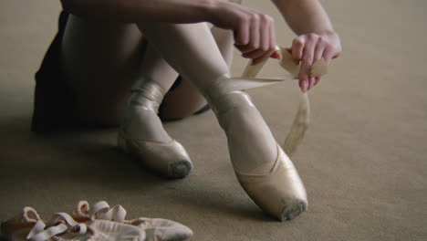 ballerina tying pointe shoes