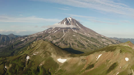 Drohnenschuss-über-Berglandschaft