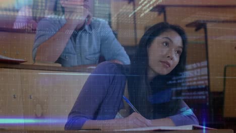 Datenverarbeitung-Gegen-Asiatische-Studentinnen,-Die-Im-Unterricht-An-Der-Hochschule-Studieren