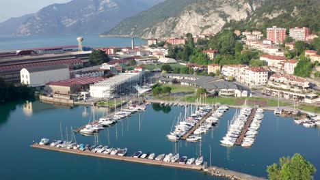 Vista-Aérea-Del-Puerto-Lovere,-Lago-Iseo,-Lombardía-Italia