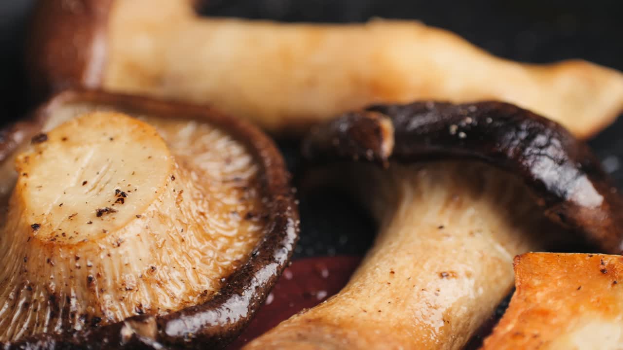 setas fritas en una sartén