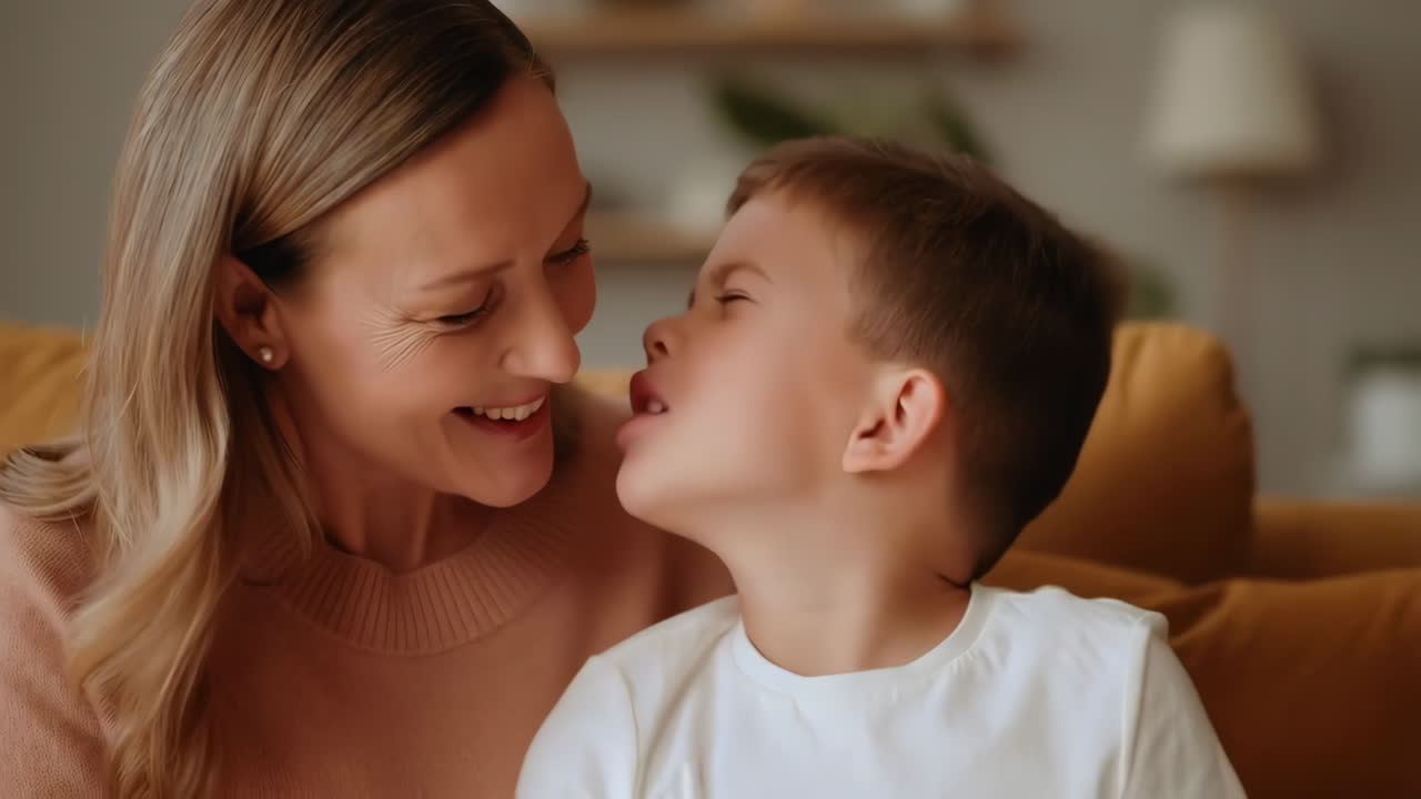 Spielerische und liebevolle Momente von Mutter und Sohn