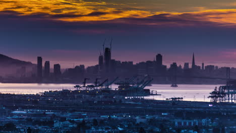 Zeitraffer-Bunter-Goldener-Wolken,-Die-Sich-Am-Himmel-über-Dem-Hafen-Von-San-Francisco,-USA,-Bewegen