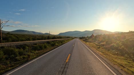 Conduciendo-Un-Coche-Por-Una-Carretera-De-Noruega-Al-Amanecer.