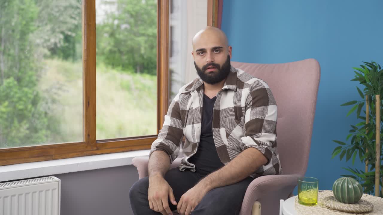 hombre mirando negativamente a la cámara. hombre de aspecto negativo.
