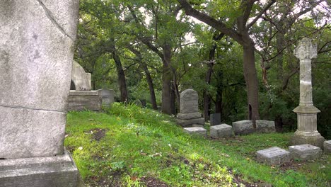 Nahaufnahme-Von-Grabsteinen-In-Sehr-Altem-Friedhofsschwenken-4k