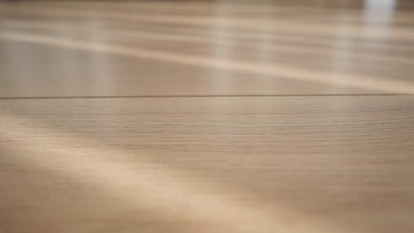 suelo de madera con luz solar
