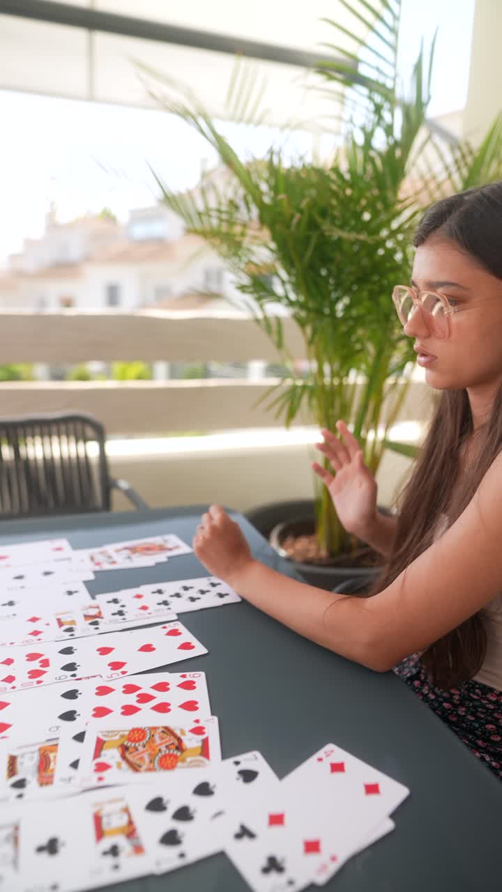 adolescente jugando a las cartas en un patio