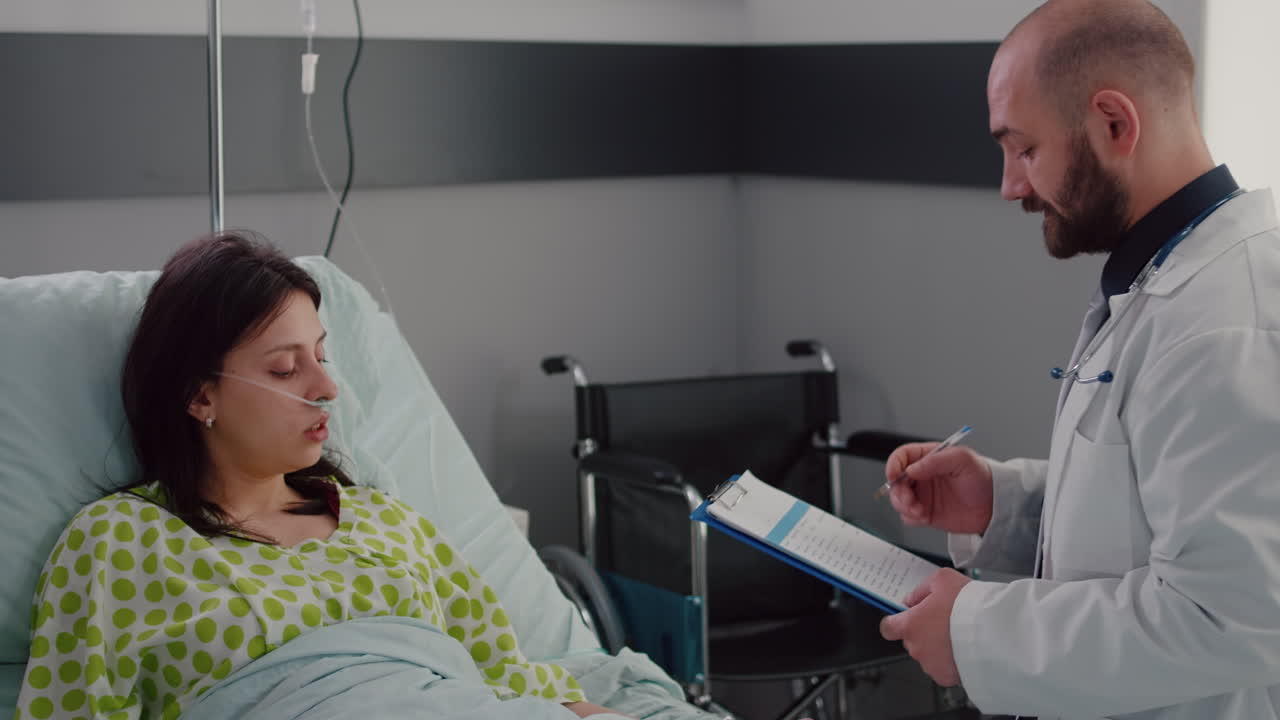 практикующий врач пишет тест экспертиза на бумаге мониторинга диагностики заболеваний