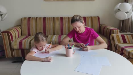 madre e hija dibujando juntos en casa