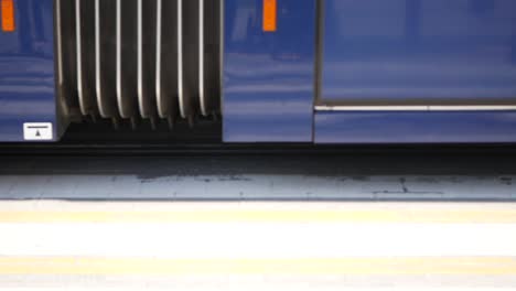 primer plano de un tren o tranvía moderno en una plataforma de la estación.