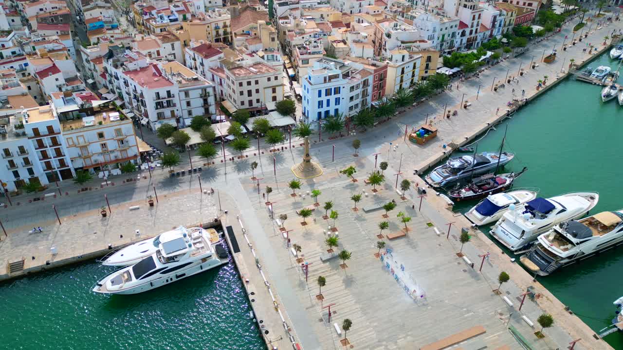 위에서 보는 놀라운 비행 항구 산책로 이비자 타운 스페인