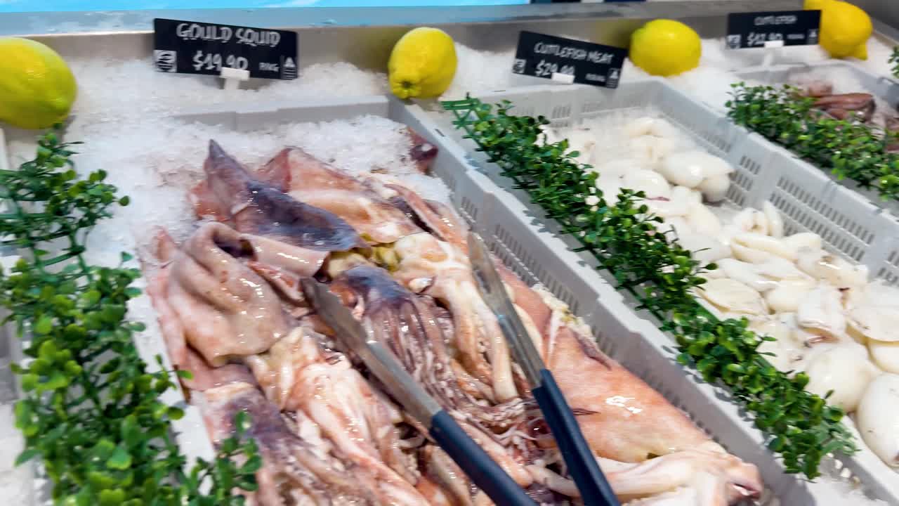 Variété de fruits de mer exposée sur de la glace avec des étiquettes