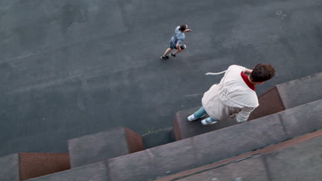 Männer-Machen-Parkour-Auf-Der-Straße