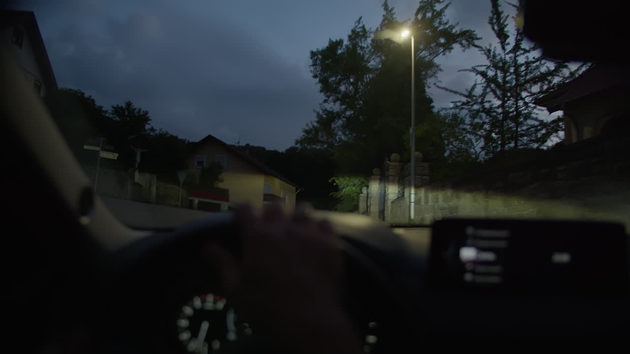 주거 지역을 통과하는 야간 운전