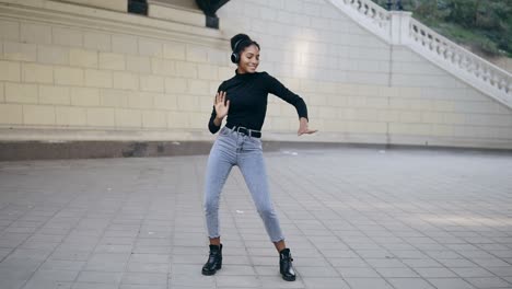 Mujer-Feliz-Usa-Auriculares-Inalámbricos-Escuchando-Música-Al-Aire-Libre-En-Una-Calle-Vacía