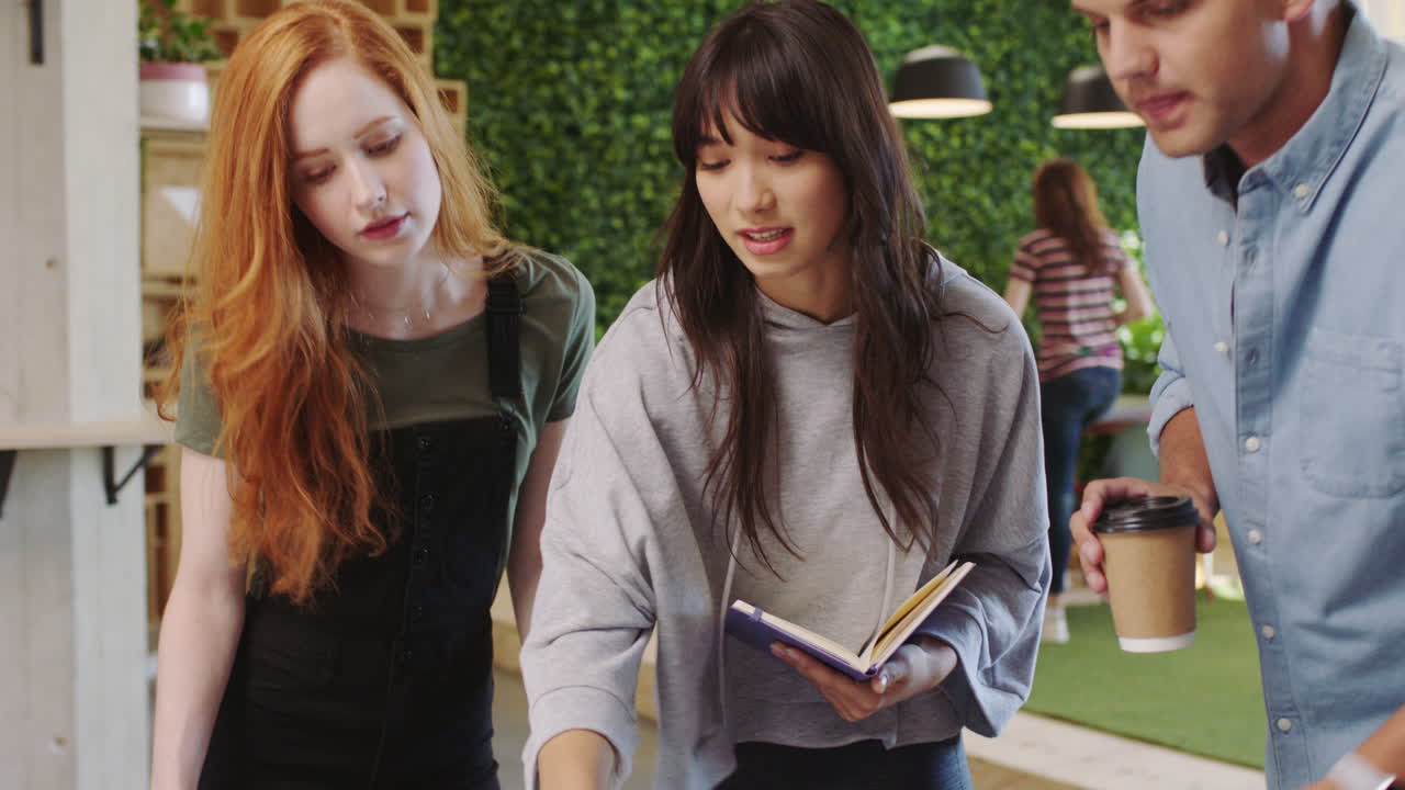 팀워크, 미팅 및 팀워크와 함께 노트북