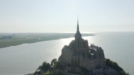 Vista-Aérea-De-La-Histórica-Abadía-De-Mont-saint-michel-Con-Paisaje-Marino-En-Un-Día-Soleado-En-Normandía,-Francia