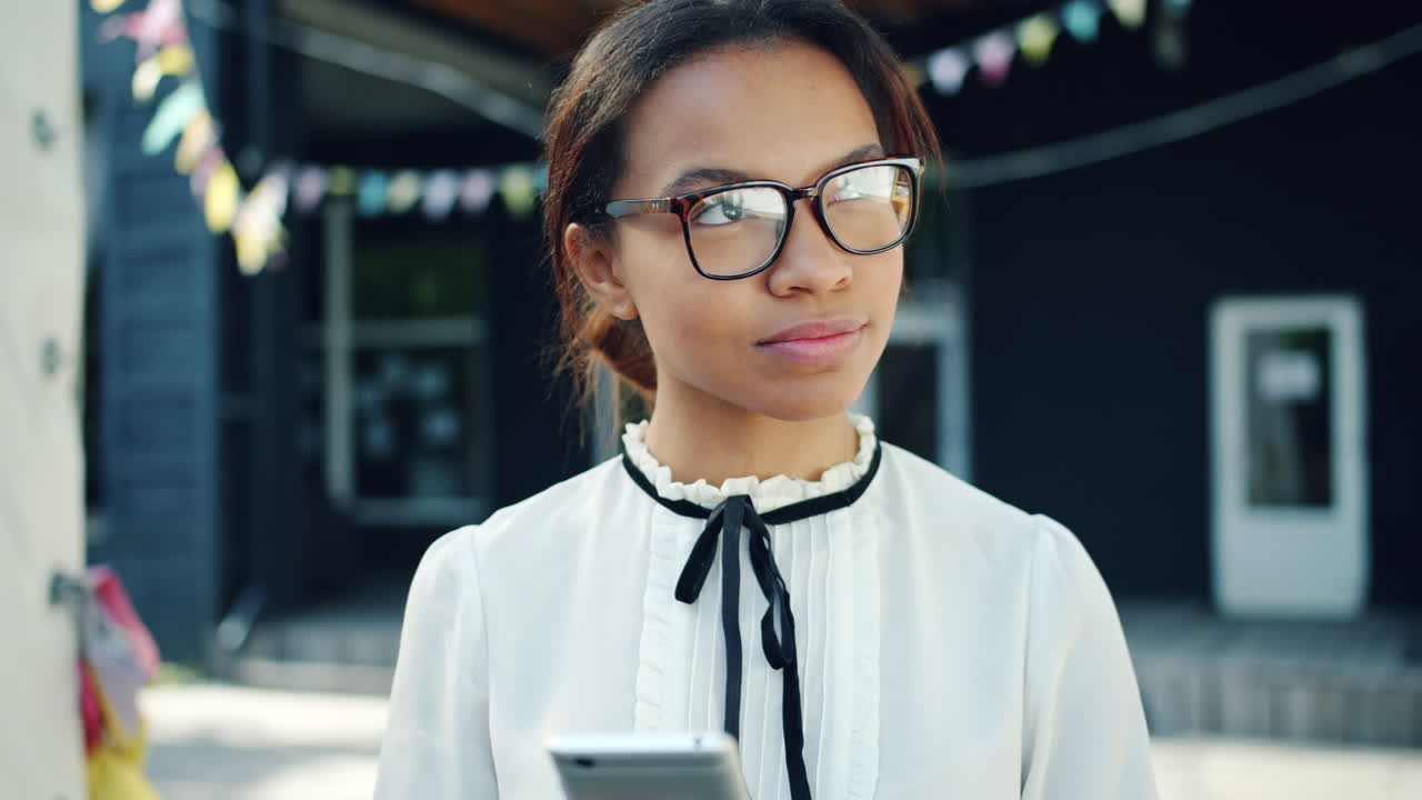 Giovane donna che usa lo smartphone