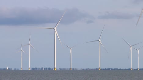 Nearshore-Windkraftanlagen-Im-Windpark-Fryslan.-Ijsselmeer,-Niederlande