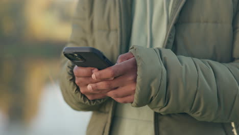 Telefon,-Natur-Und-Nahaufnahme-Eines-Mannes,-Der-Einen-Text-Tippt