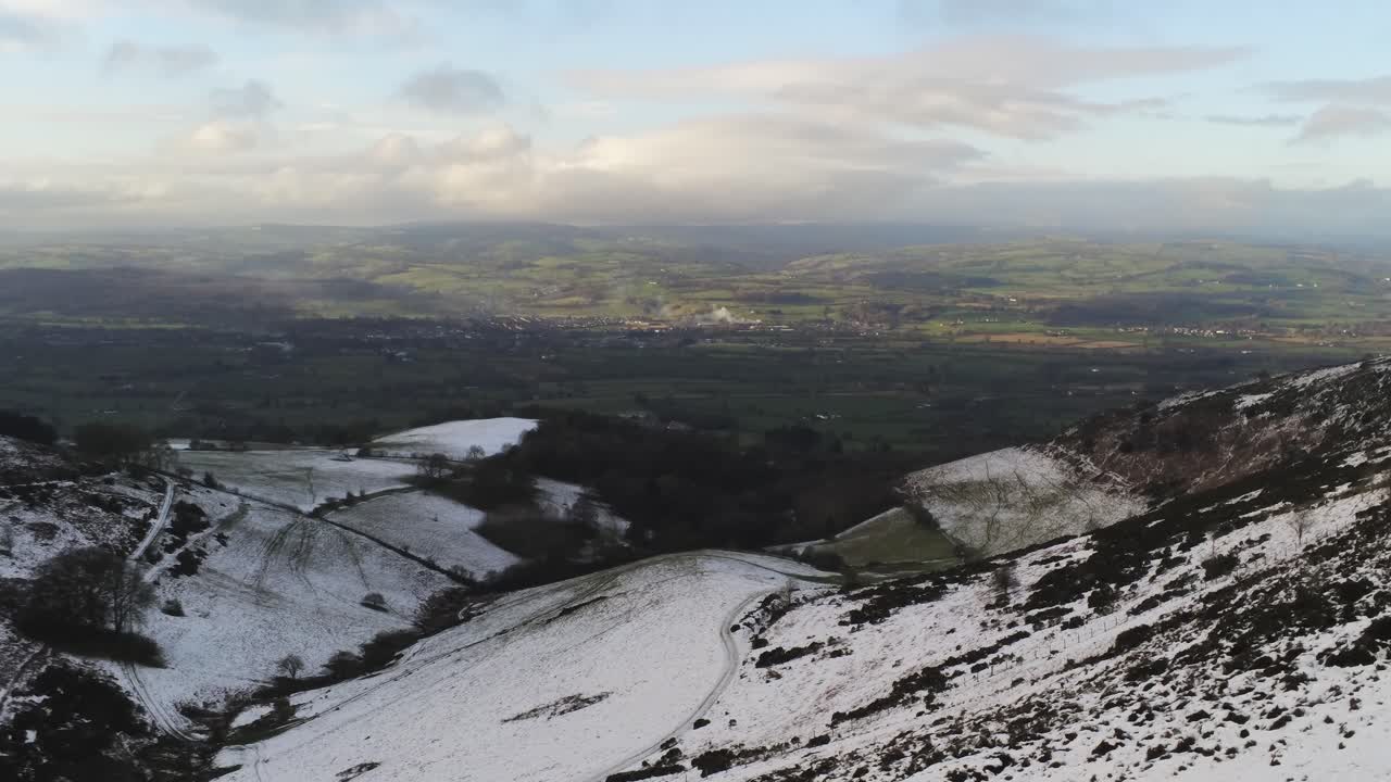 moel famau galés nevado rural montaña valle vista aérea frío agrícola rural invierno paisaje muñequita izquierda
