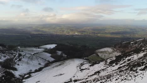 Moel-Famau-Walisisch-Schneebedecktes-Ländliches-Bergtal-Luftaufnahme-Kalt-Landwirtschaftliche-Ländliche-Winterlandschaft-Dolly-Left