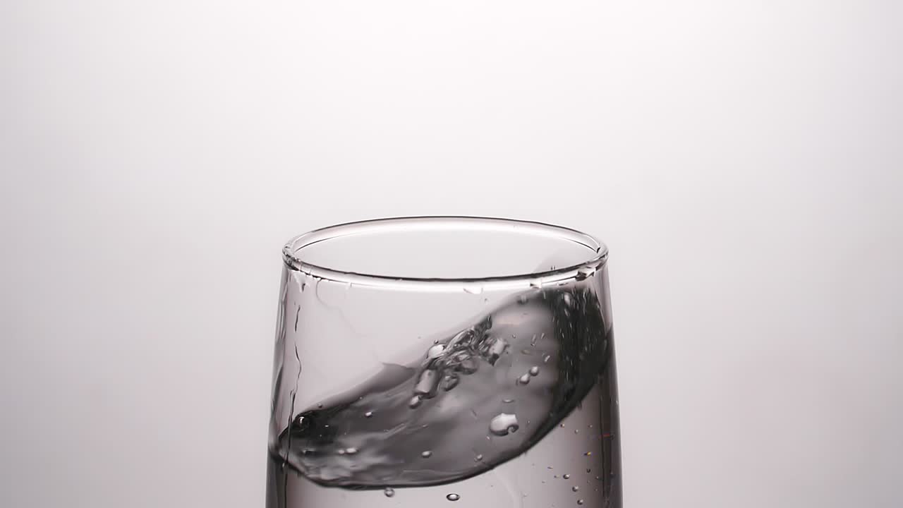 거품이 있는 컵에 있는 물