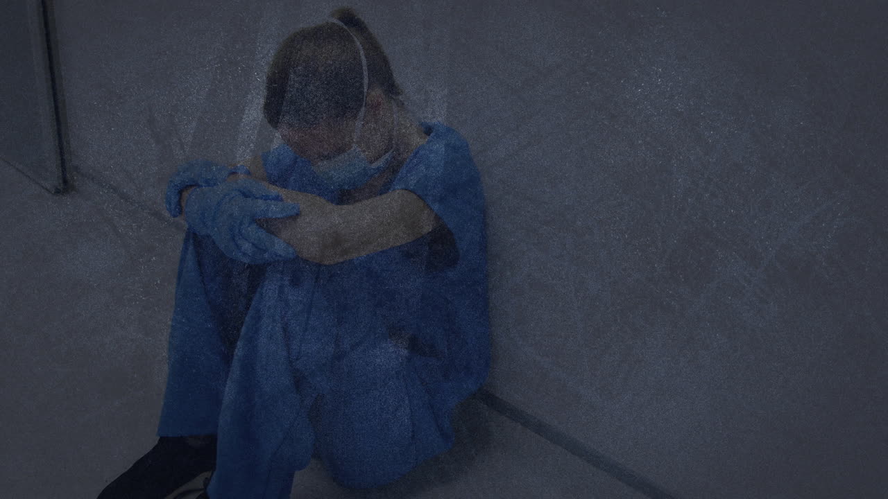 병원에서 앉아있는 스트레스를 받은 백인 여성 의료 종사자에 대한 텍스처화 된  ⁇ 어리