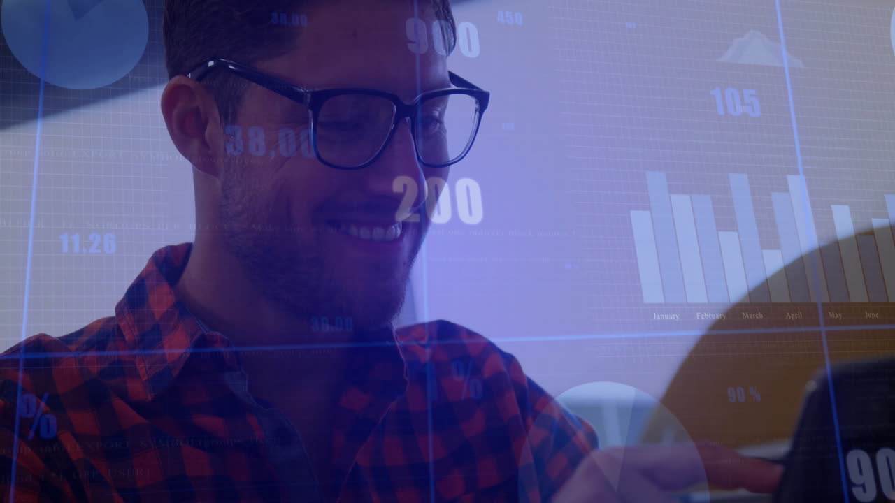 animación de diagramas y procesamiento de datos sobre empresario caucásico usando teléfono inteligente
