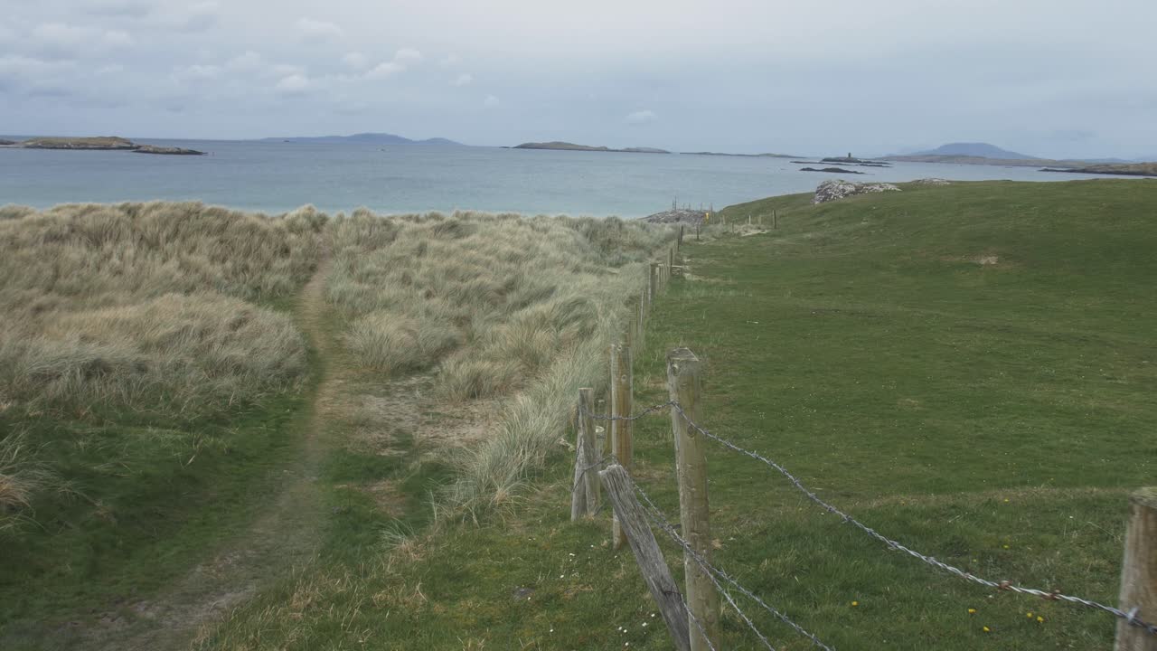 снимок пляжа в ирландии с морем и горами