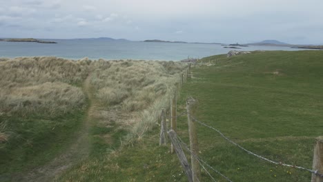 dolly tiro de la playa en irlanda con el mar y las montañas