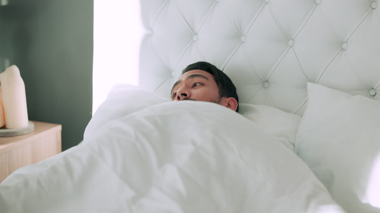 침대에 앉아 있는 남자