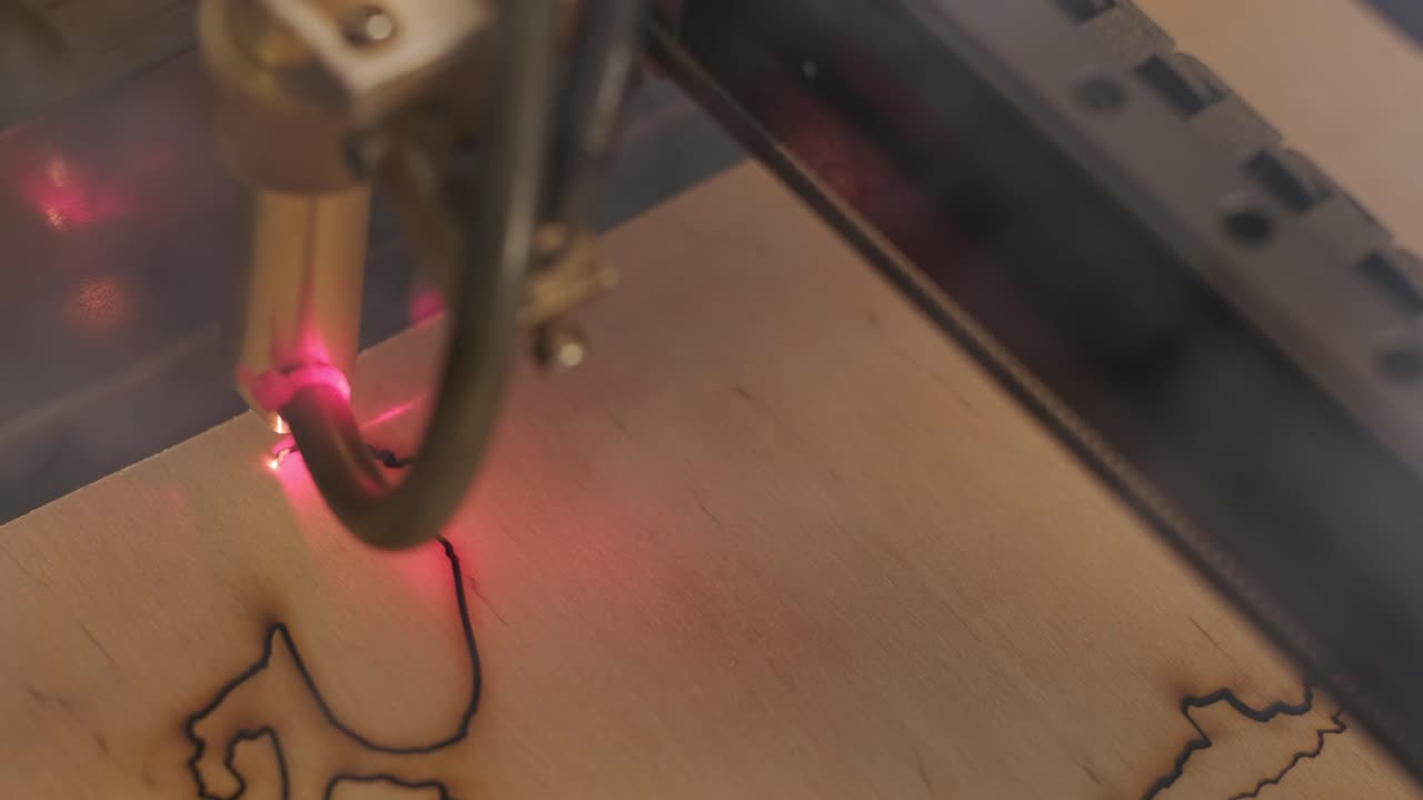 la máquina de corte por láser cnc corta tablas de madera y contrachapado