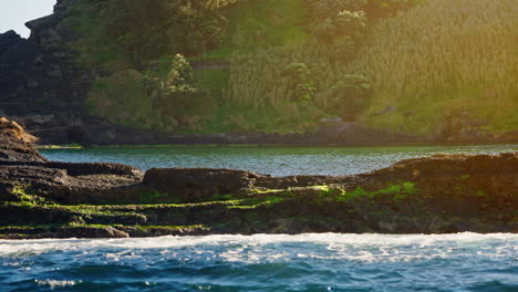 cámara lenta de primer plano de las olas aplastando contra la costa rocosa tropical