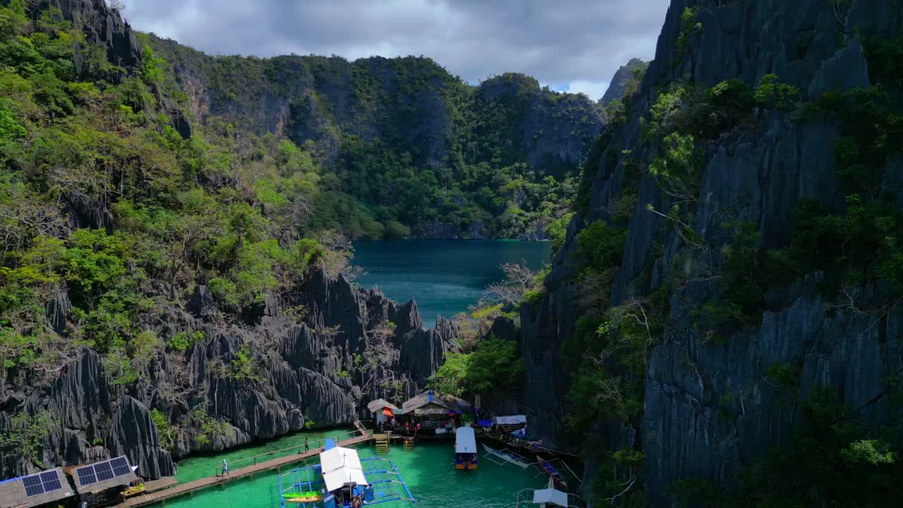 Danau Barracuda di Pulau Coron, Palawan, menawarkan spot menyelam yang unik. Vegetasi hijau subur menutupi tebing kapur tinggi yang mengelilingi air biru tua. Panorama pemandangan udara orbit yang menakjubkan.