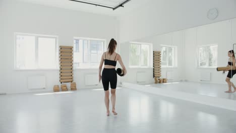 mujer practicando yoga en un estudio